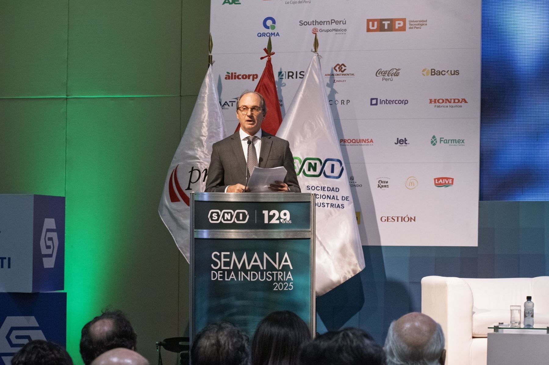 Presidente de la Sociedad Nacional de Industrias (SNI), Felipe James Callao, en el foro central de La Semana de la Industria 2025. Foto. Cortesía.
