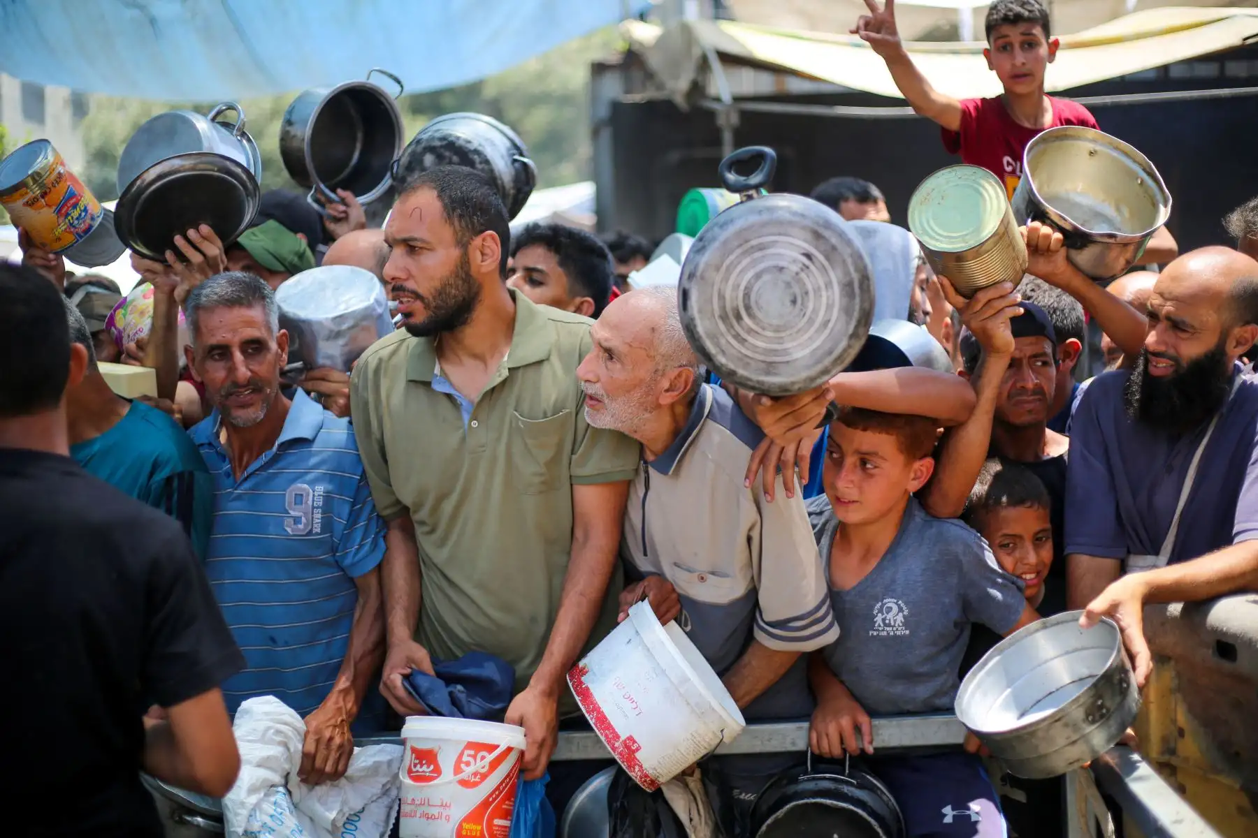 Palestinos esperan comida en un punto de distribución en Nuseirat, en el centro de la Franja de Gaza. Foto:AFP