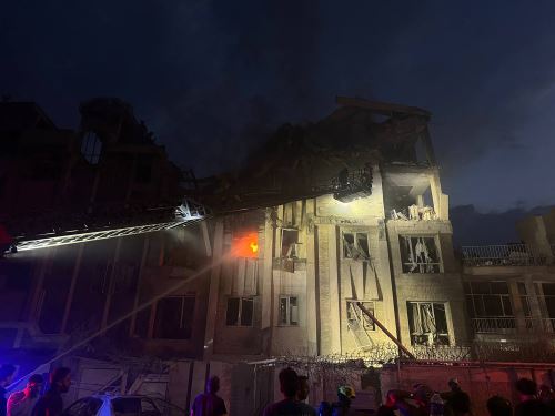 Edificio en Teherán alcanzado por un ataque israelí contra la capital iraní a primera hora de la mañana de este viernes. Foto: AFP