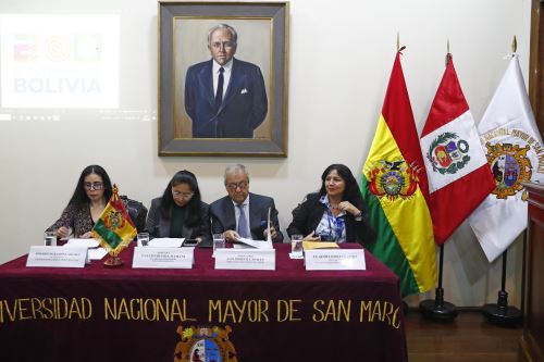 Se realizó conferencia académica sobre Bolivia en el marco de su Bicentenario