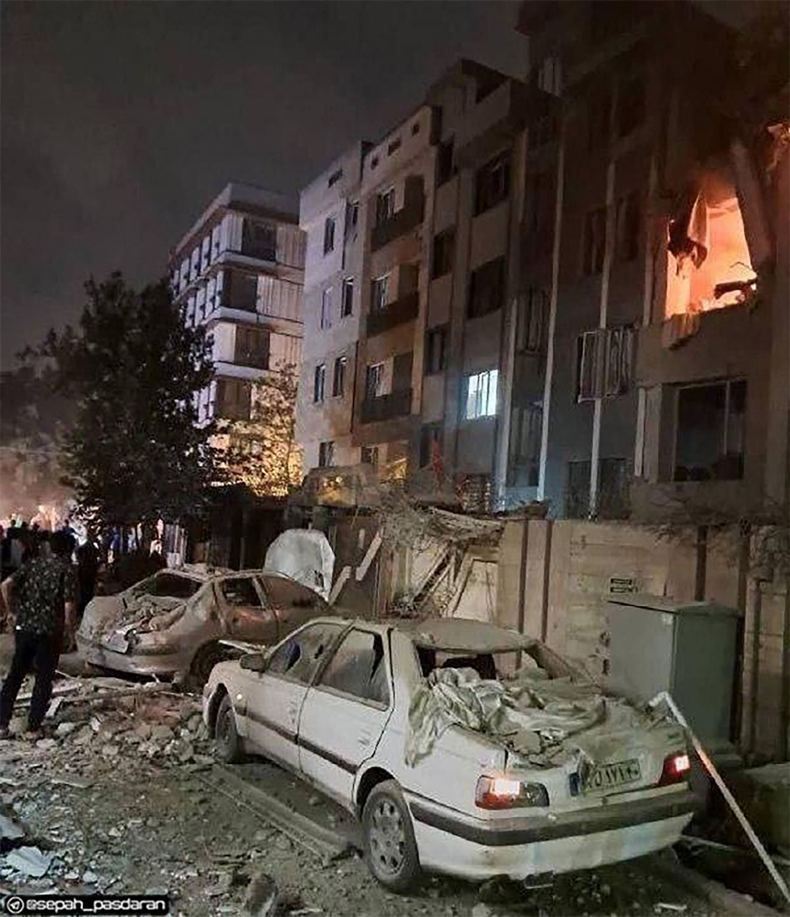 Edificio en Teherán alcanzado por un ataque israelí contra la capital iraní a primera hora de la mañana. El primer ministro israelí, Benjamín Netanyahu, declaró en un video la madrugada del 13 de junio que Israel había llevado a cabo ataques contra Irán y que la operación militar contra la República Islámica continuaría los días que fueran necesarios. Foto: AFP
