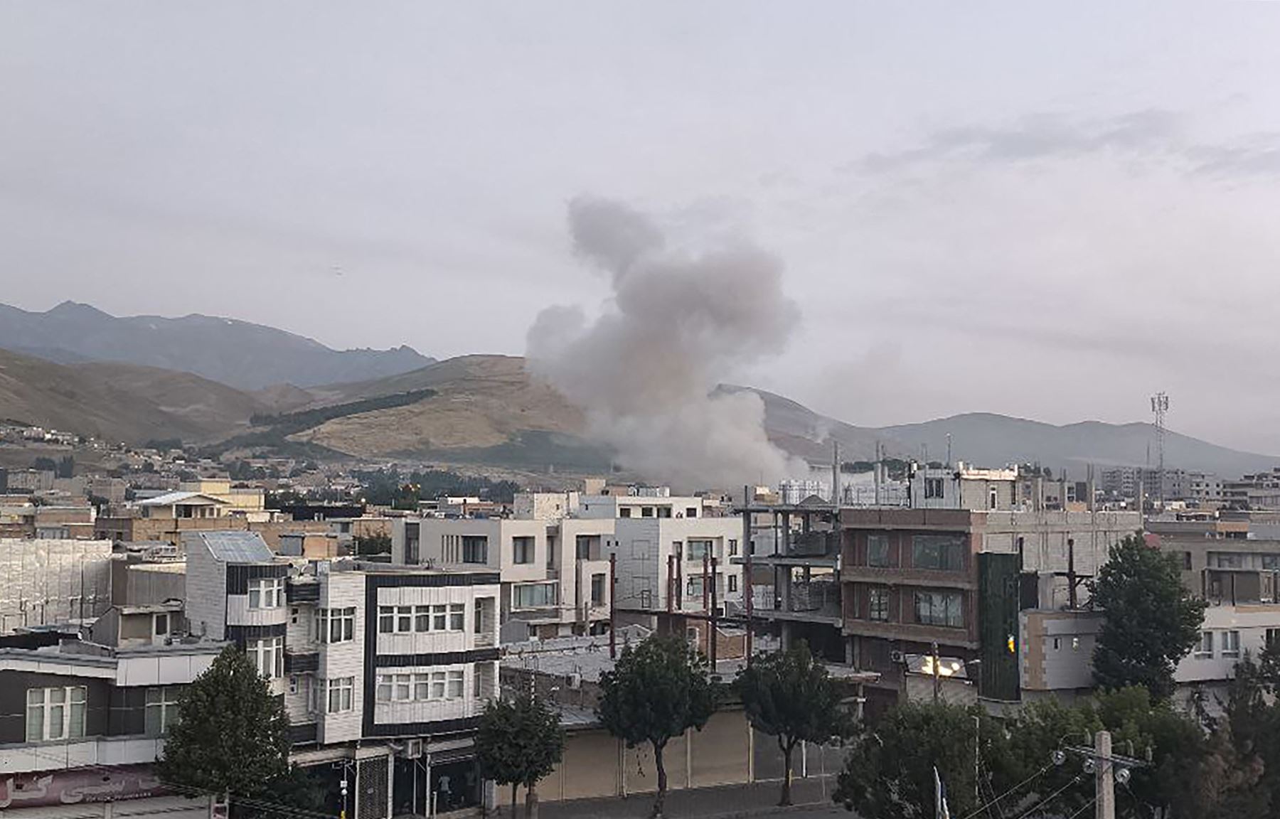 Según se informa, esta fotografía difundida por el canal oficial Sepah News Telegram del Cuerpo de la Guardia Revolucionaria de Irán (CGRI) el 13 de junio de 2025 muestra columnas de humo saliendo de un sitio atacado por Israel en la capital iraní, Teherán, temprano en la mañana. AFP