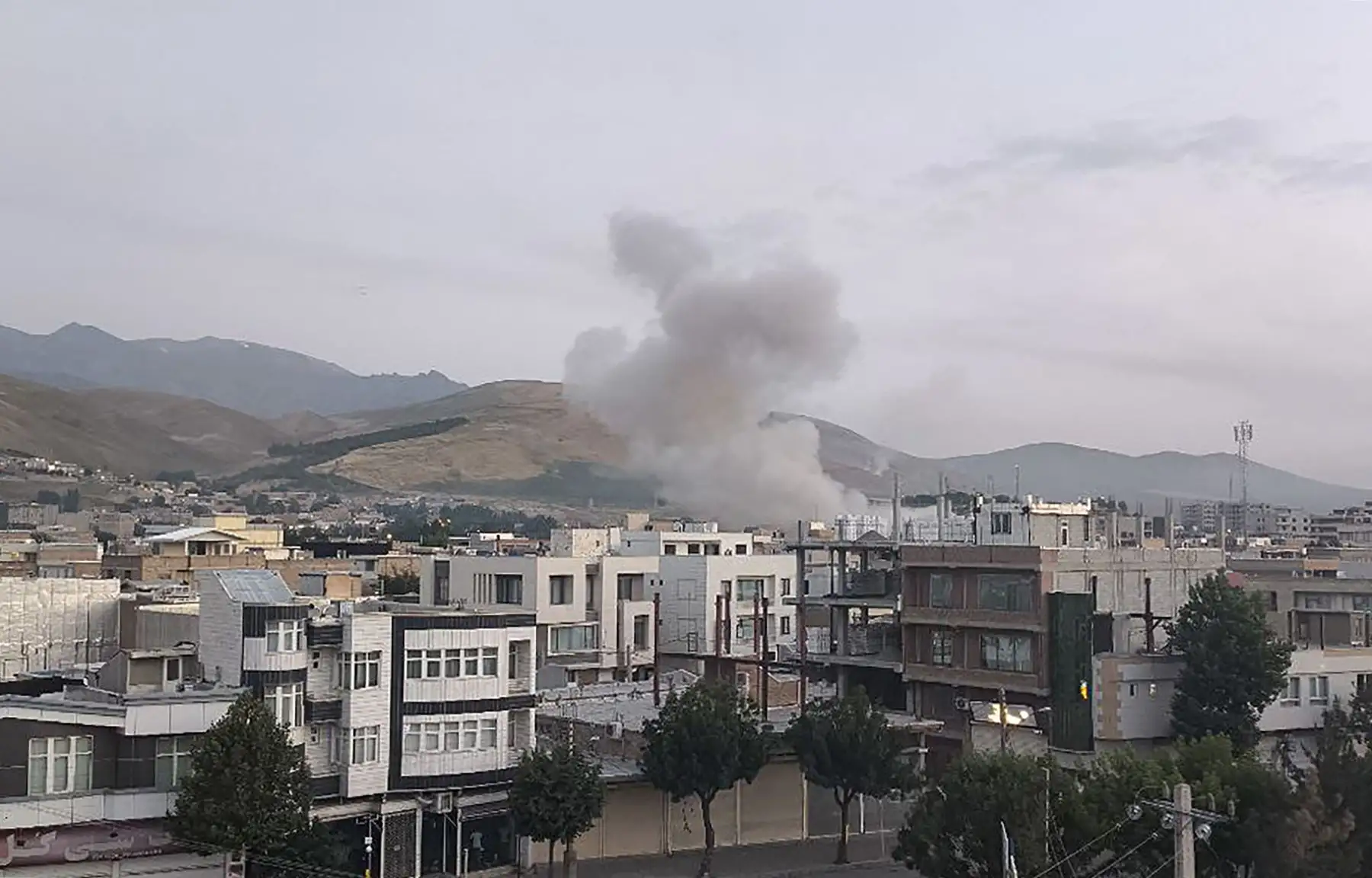 Según se informa, esta fotografía difundida por el canal oficial Sepah News Telegram del Cuerpo de la Guardia Revolucionaria de Irán (CGRI) el 13 de junio de 2025 muestra columnas de humo saliendo de un sitio atacado por Israel en la capital iraní, Teherán, temprano en la mañana. AFP