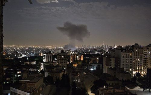 Esta fotografía difundida por el canal oficial "Sepah News Telegram" del Cuerpo de la Guardia Revolucionaria de Irán (CGRI) el 13 de junio de 2025 muestra columnas de humo tras un ataque israelí en la capital iraní, Teherán, en la mañana del viernes. Foto: AFP