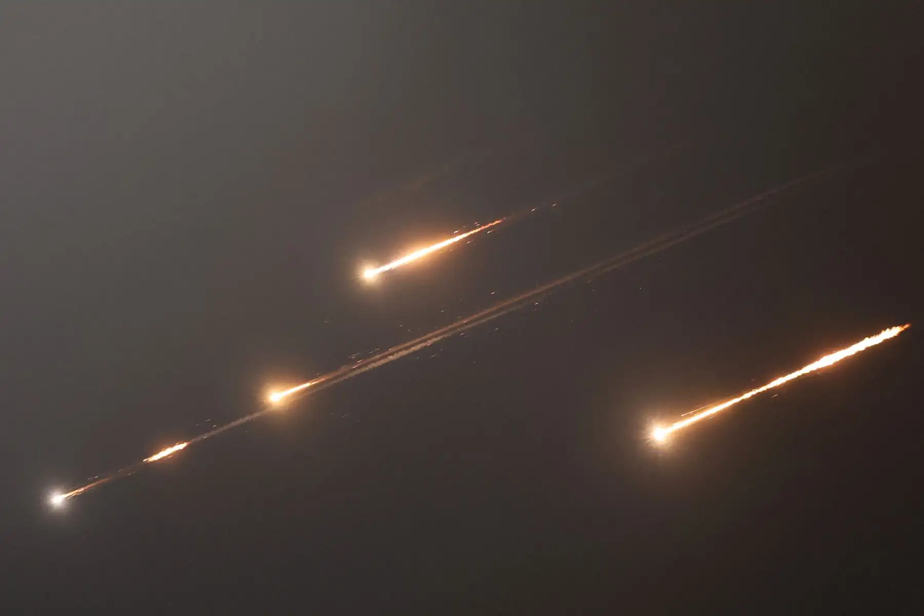 Esta imagen muestra estelas de cohetes en el cielo sobre Jerusalén. Ejército israelí dijo que había detectado un misil lanzado desde Irán, este acto en respuesta al bombardeo de ayer en Teherán que dejo 70 muertos entre ellos altos mandos de la guardia revolucionaria. Foto:AFP