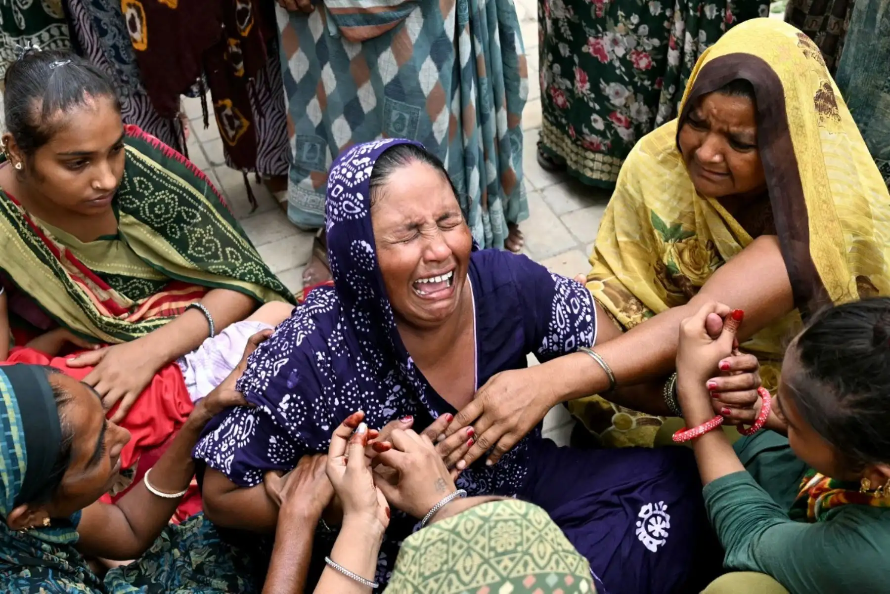 "Pensé que iba a morir", confesó Ramesh, quien se desabrochó el cinturón de seguridad y aprovechó un espacio tras la ruptura de la puerta para escapar, mientras las llamas envolvían la cabina y las víctimas quedaban atrapadas. Foto: ANDINA/AFP