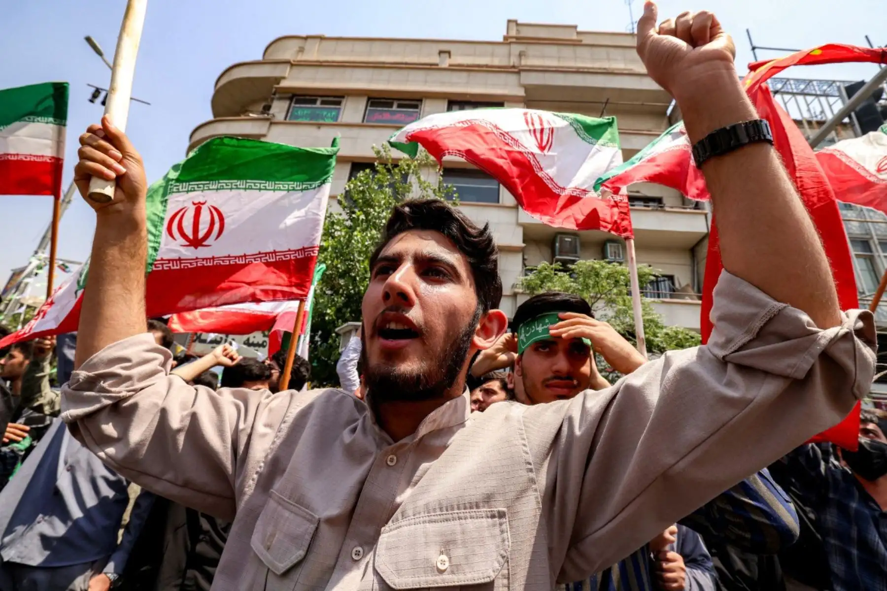 La comunidad internacional urgió a la desescalada tras los ataques de Israel contra Irán, que incluyeron instalaciones nucleares. La ONU, la UE, China, Rusia y Arabia Saudita condenaron la agresión y pidieron moderación. Donald Trump instó a Irán a negociar para evitar más destrucción. Jordania cerró su espacio aéreo y Omán advirtió sobre el peligro para la vía diplomática. El Organismo Internacional de Energía Atómica alertó sobre los riesgos de atacar instalaciones nucleares. Foto: AFP