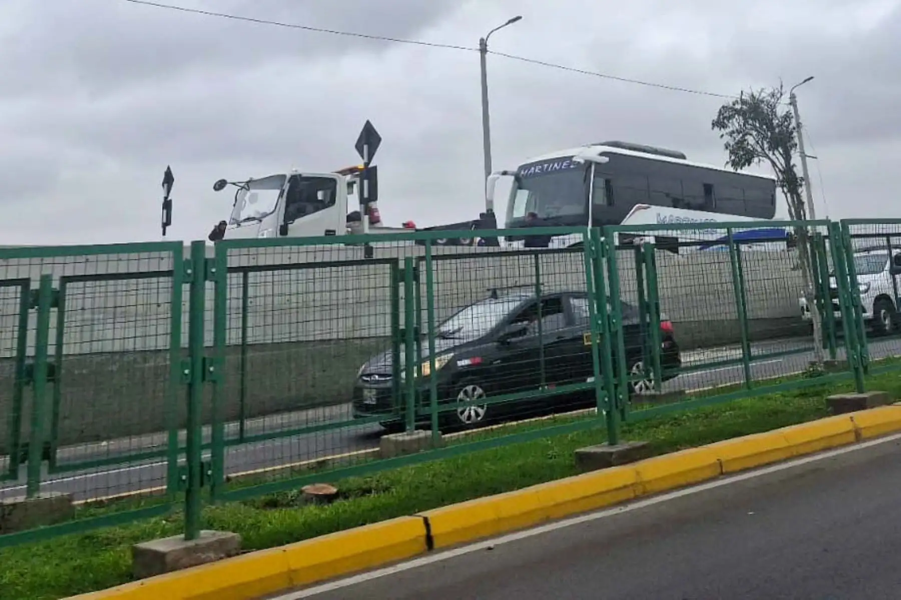 Bus interrumpe acceso hacia el nuevo Jorge Chávez. Foto: ANDINA/Sofía Pichihua