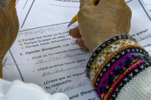 La educación hace milagros. Para Panchita, escribir su propio nombre ya es milagro. Foto: ANDINA/Braian Reyna