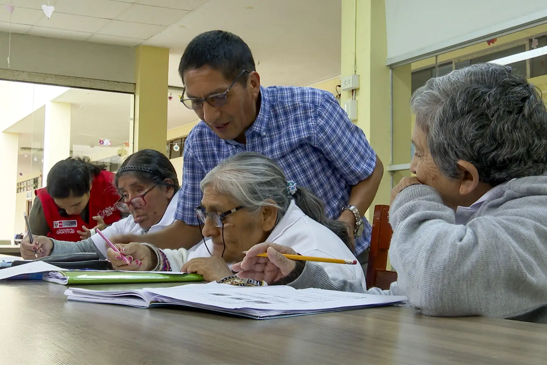 Eloy Hilario, profesor del programa, destaca la importancia de brindar segundas oportunidades. “Uno se siente feliz al ver que quienes no tuvieron acceso a la educación ahora recuperan ese aprendizaje”, afirma, orgulloso de sus dedicados y entusiastas alumnos. Foto: ANDINA/Braian Reyna