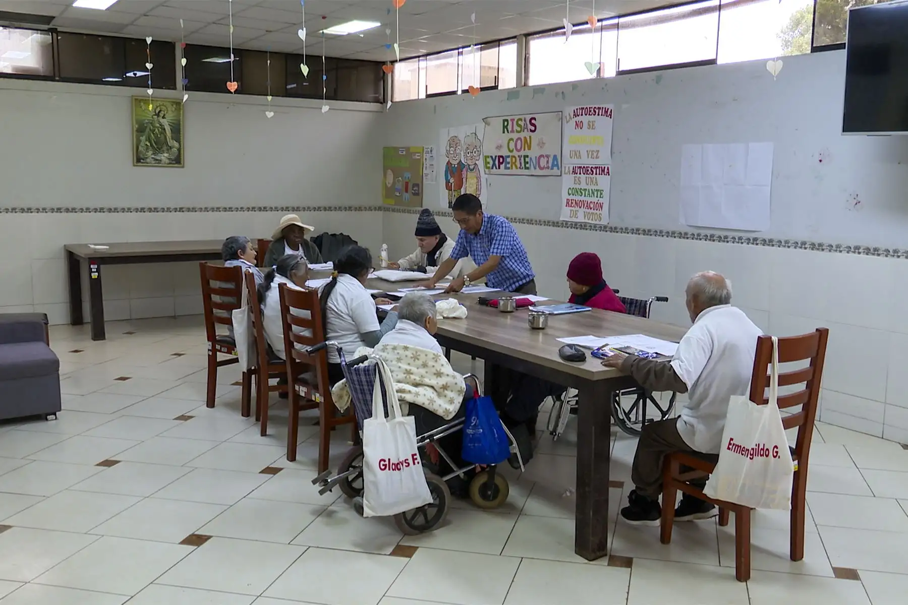 La celebración en el aula, entre risas, canciones y diplomas, demuestra que nunca es tarde para soñar. Cada logro, cada palabra aprendida, fortalece la autoestima de estos adultos mayores que ahora escriben su propia historia con renovado entusiasmo. Foto: ANDINA/Braian Reyna