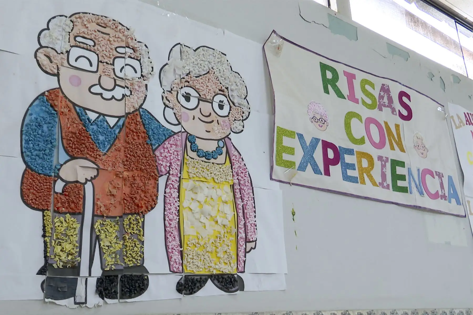 La alfabetización en la tercera edad transforma vidas más allá del aula. Los adultos mayores descubren nuevas pasiones, fortalecen su autoestima y se sienten parte activa de la sociedad, desafiando el estigma de que ya no pueden aprender. Foto: ANDINA/Braian Reyna