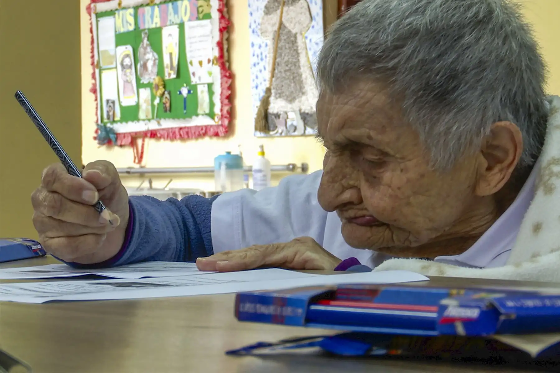 La educación en el CAR Virgen del Carmen no solo enseña letras, también construye comunidad. Los adultos mayores encuentran aquí un espacio para compartir, celebrar logros y apoyarse mutuamente en este camino de aprendizaje y redescubrimiento personal. Foto: ANDINA/Braian Reyna