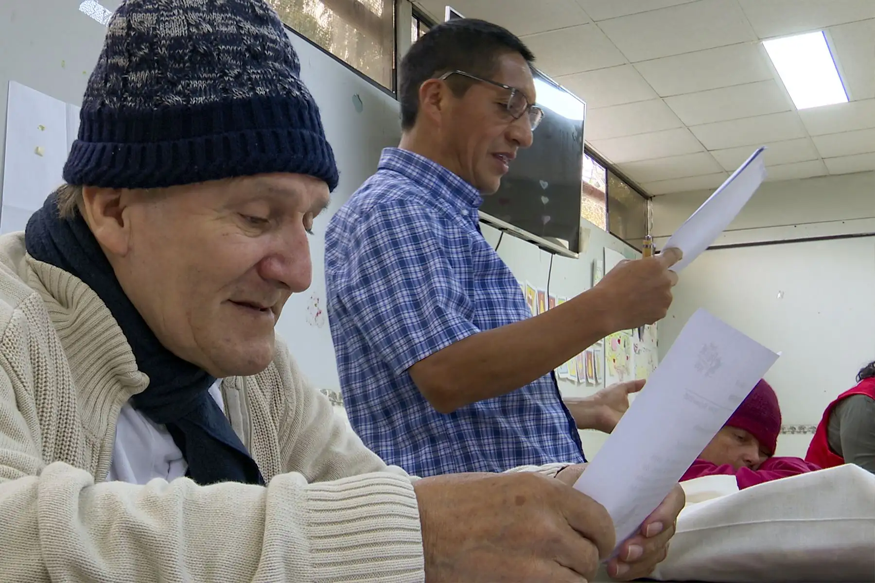Once adultos mayores decidieron decirle adiós al analfabetismo en el Centro de Atención Residencial Virgen del Carmen. Con esfuerzo, han descubierto el poder de escribir su nombre, leer una historia, sembrar una semilla y cultivar esperanza. Foto: ANDINA/Braian Reyna