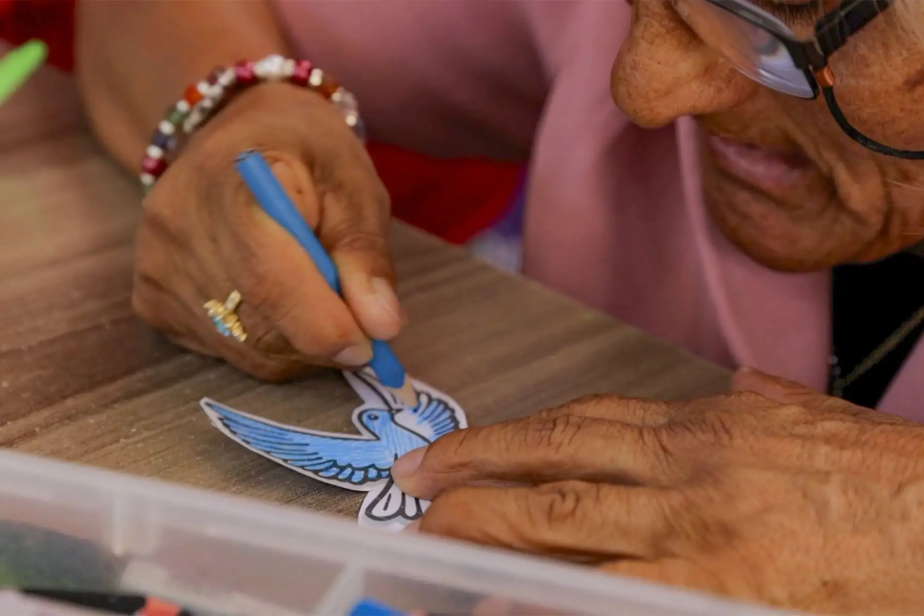 Panchita, de 65 años, fue rescatada de las calles y hoy es la primera en llegar al aula. Recuperó la vista gracias al INO y ahora, con entusiasmo, aprende a leer y escribir, demostrando que nunca es tarde para empezar de nuevo. Foto: ANDINA/MIMP