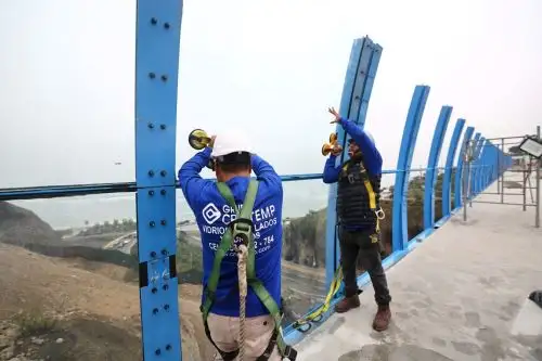 La municipalidad de Miraflores informa que este fin de semana se realizará un cierre parcial en la bajada Armendáriz para dar inicio a la instalación de los vidrios curvos en los laterales del Puente Turístico Miraflores–Barranco. Foto: ANDINA/Difusión