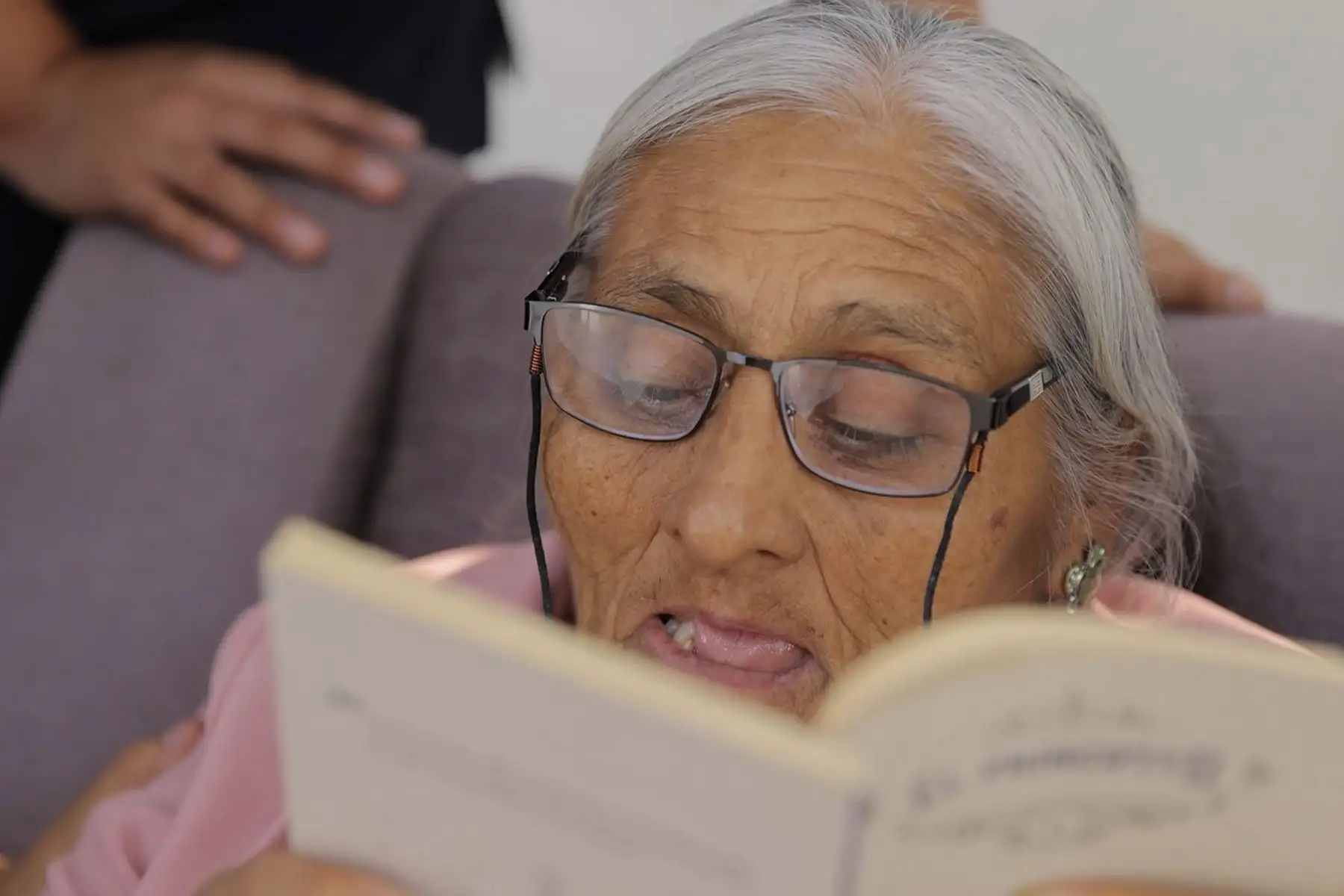 Once adultos mayores del Centro de Atención Residencial Virgen del Carmen dejaron atrás el analfabetismo y transformaron sus vidas al aprender a leer y escribir. Entre ellos, Panchita, de 65 años, quien tras recuperar la vista, encontró en la educación una nueva oportunidad. La experiencia no solo enseñó letras, sino que les devolvió dignidad, esperanza y libertad, simbolizada en una conmovedora escena donde alzan las manos y una paloma de papel emprende vuelo. Foto:ANDINA/MIMP