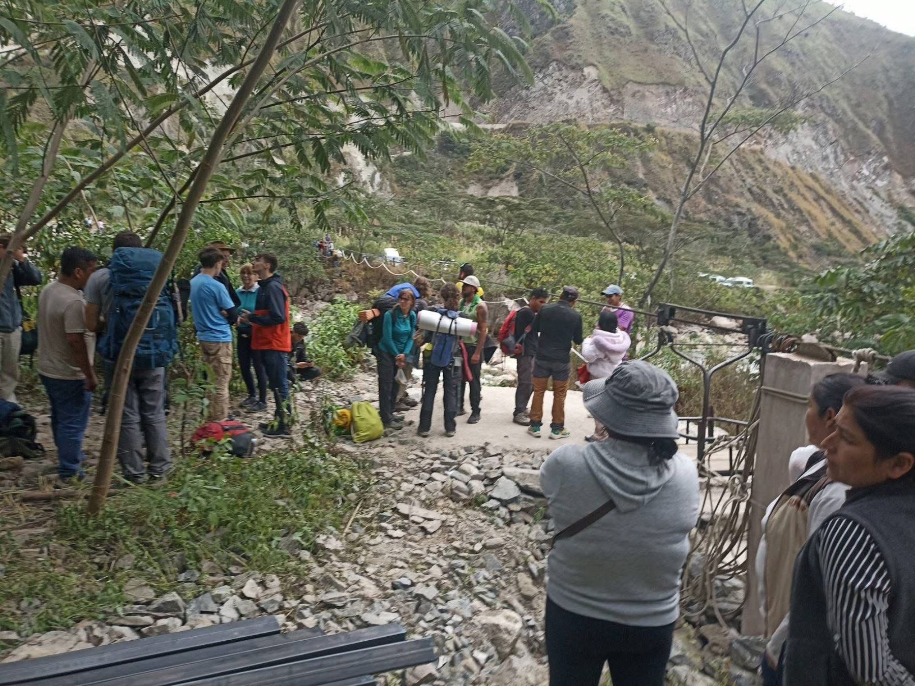 Autoridades locales de Cusco recomiendan a los operadores turísticos tomar previsiones sobre el uso de oroya para el paso de turistas ante el deslizamiento ocurrido en la ruta amazónica al parque arqueológico Machu Picchu. ANDINA/Difusión