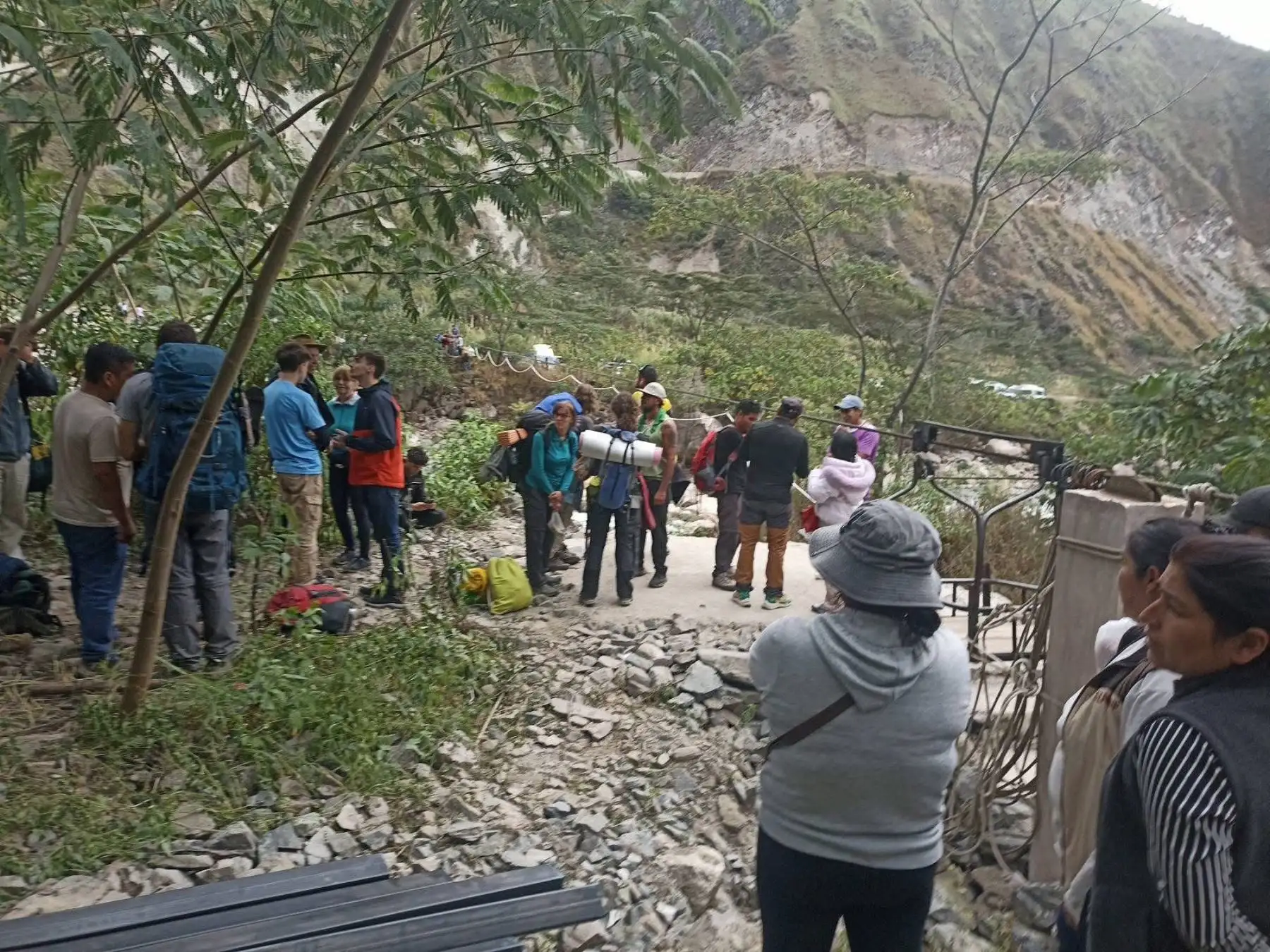 Autoridades locales de Cusco recomiendan a los operadores turísticos tomar previsiones sobre el uso de oroya para el paso de turistas ante el deslizamiento ocurrido en la ruta amazónica al parque arqueológico Machu Picchu. ANDINA/Difusión