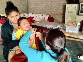 Esta vacuna se encuentra de manera gratuita, en todos los establecimientos de salud del Minsa, EsSalud, Policía Nacional y Fuerzas Armadas, por lo que los padres solo deben acudir con sus menores hijos a vacunarlos. Asimismo, se continúa impulsando la inmunización, a través de diferentes intervenciones priorizadas, como las jornadas nacionales ‘VacunAcción’, que se realizarán del 24 al 30 de noviembre y del 15 al 21 de diciembre en todo el país.ANDINA/Difusión