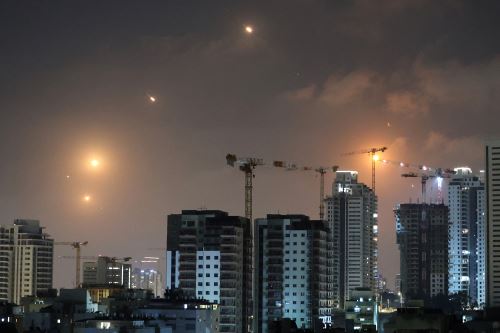 Irán responde al ataque israelí con una andanada de misiles balísticos en Tel Aviv