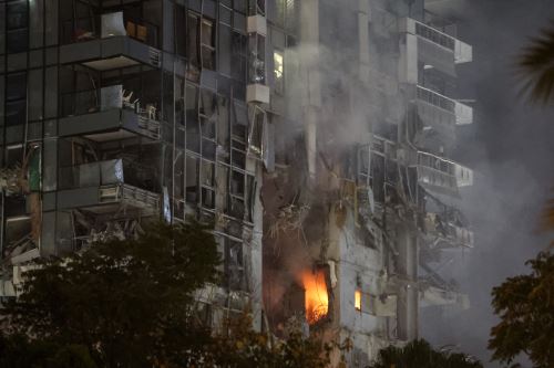 El fuego y el humo se elevan desde un edificio, alcanzado por un misil disparado desde Irán, en el centro de Tel Aviv. Foto: AFP