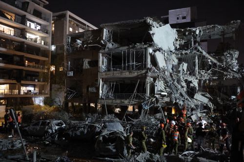 Las tropas israelíes y los socorristas se reúnen frente a un edificio en Tel Aviv alcanzado por un misil disparado desde Irán. Irán disparó una andanada de misiles balísticos contra Israel en un contraataque, después de que un ataque sin precedentes mató altos mandos militares de la república islámica. Foto: AFP