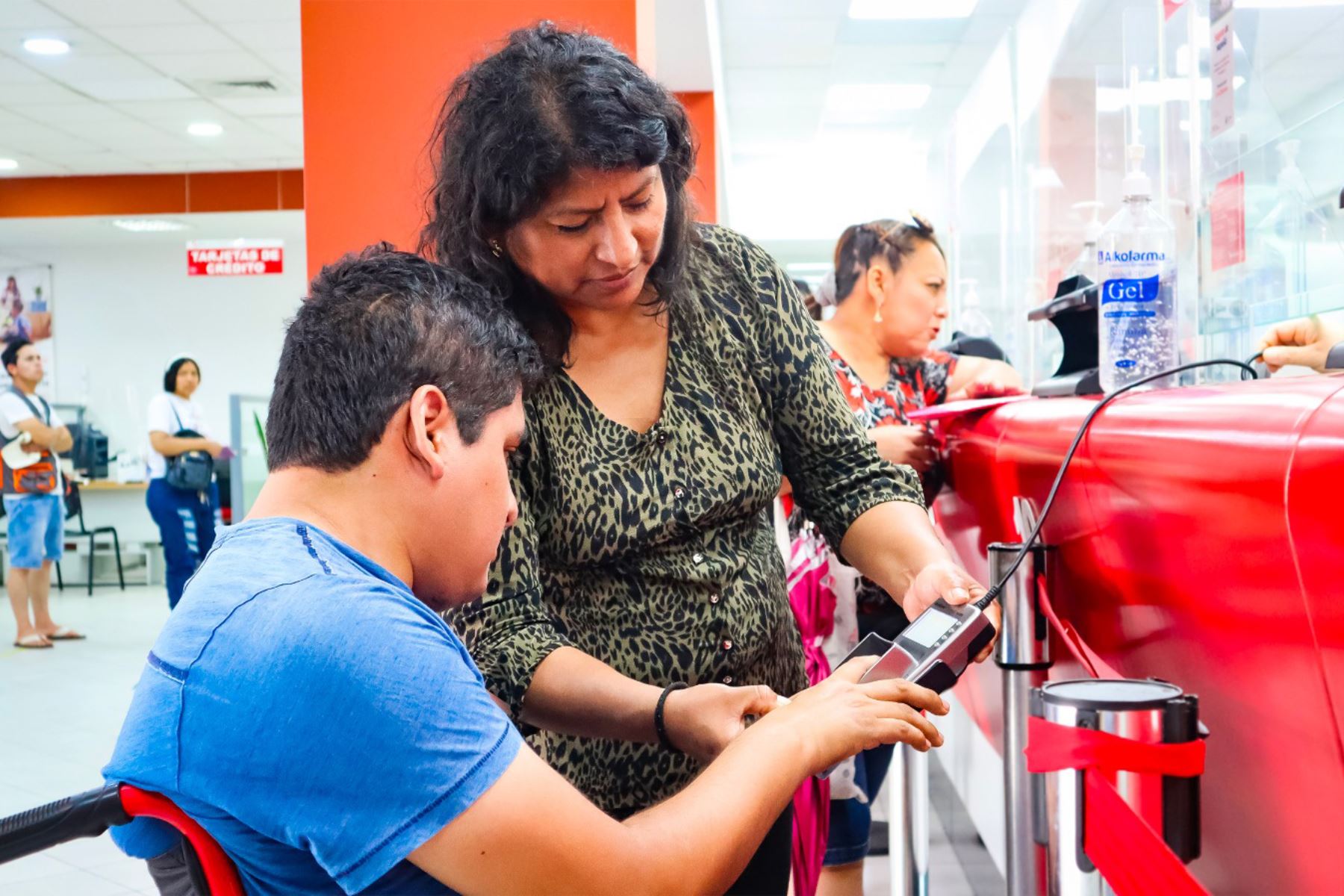 Los usuarios o autorizados de cobros podrán acudir a cualquier canal del Banco de la Nación del país para recibir el pago bimestral. Foto: ANDINA/Midis