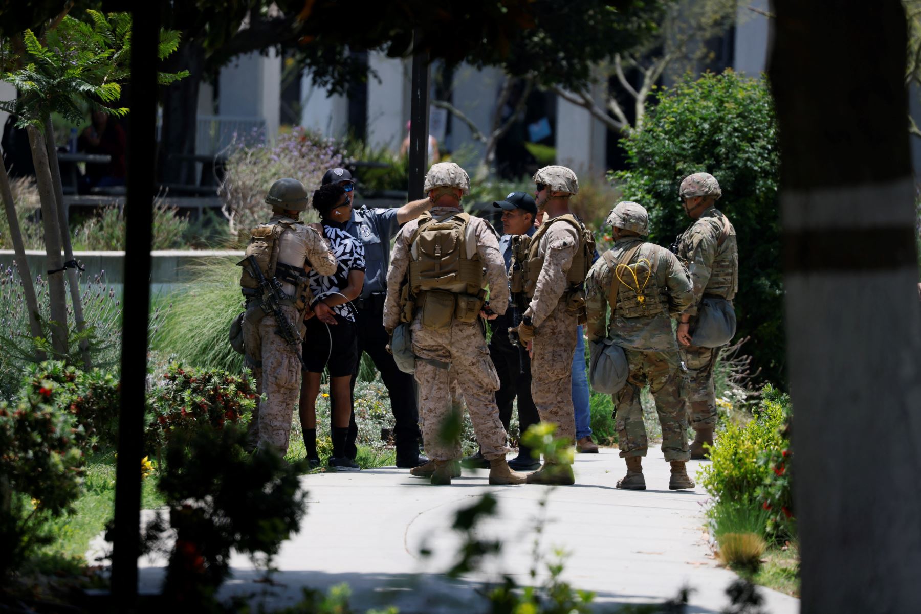 Un hombre es detenido por marines estadounidenses y miembros de la Guardia Nacional en el Edificio Federal Wilshire de Los Ángeles, California. Foto: AFP