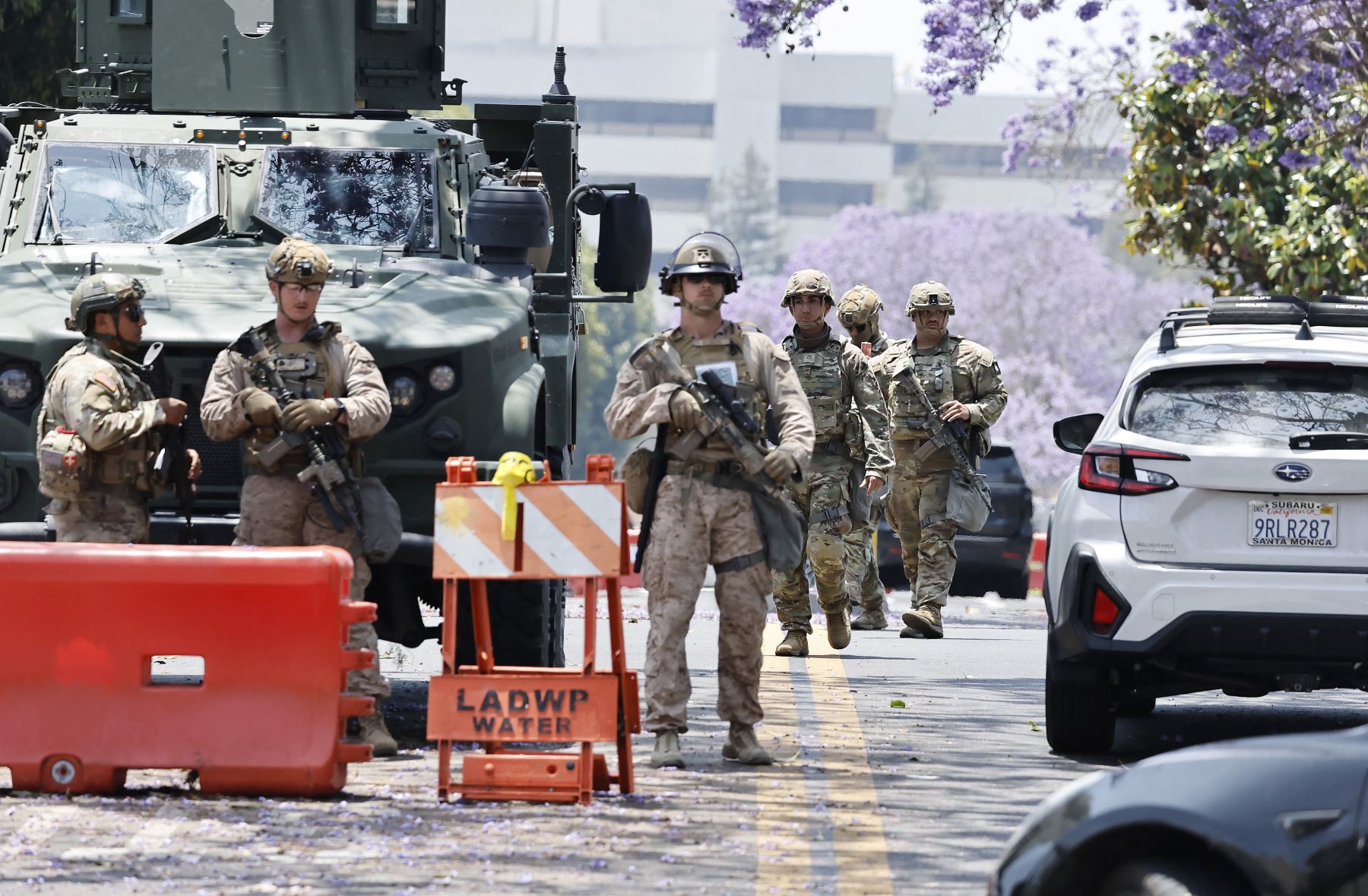 Infantes de Marina de los EE. UU. y soldados de la Guardia Nacional de California custodian la entrada del Edificio Federal Wilshire, junto a un vehículo táctico de la Infantería de Marina de los EE. UU. en Los Ángeles, California. AFP