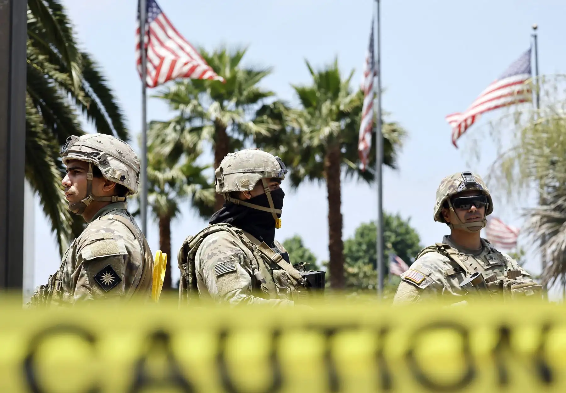 Miembros de la Guardia Nacional de California hacen guardia en el edificio federal Wilshire en Los Ángeles, California. AFP