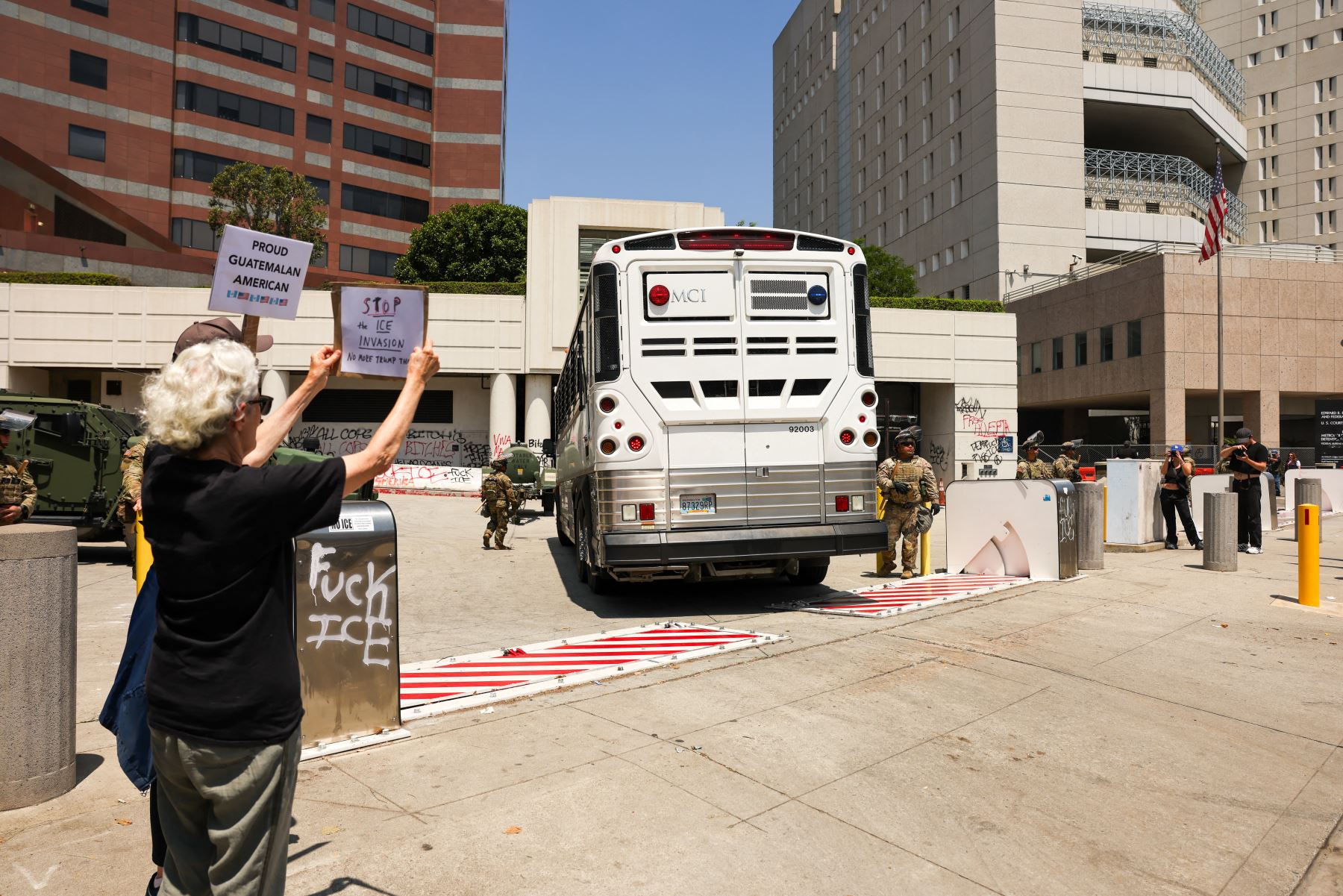 Un autobús que se cree que transporta a marines de los Estados Unidos ingresa a un edificio federal y centro de detención  en Los Ángeles, California. AFP