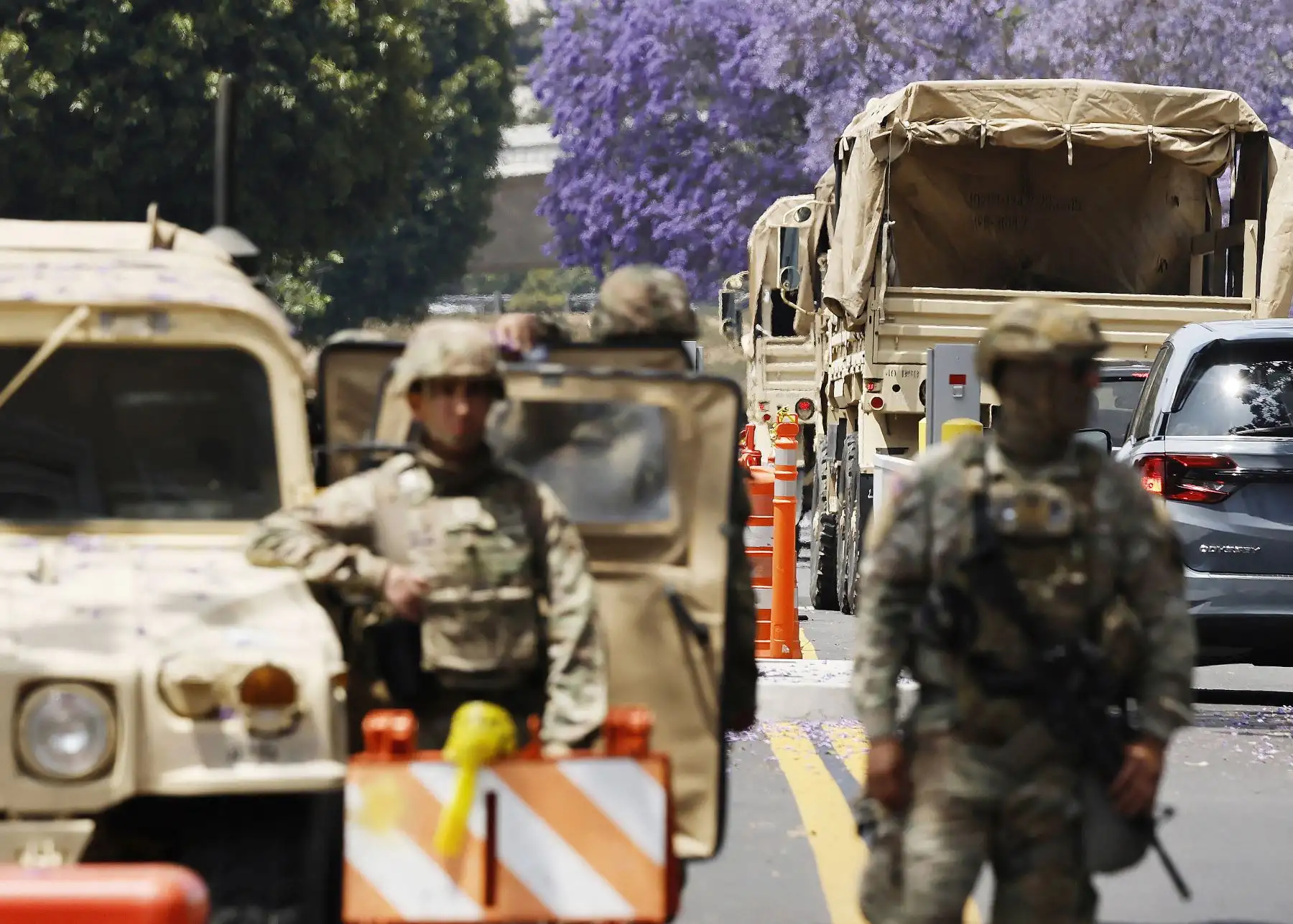 Soldados de la Guardia Nacional de California custodian una entrada al Edificio Federal Wilshire  en Los Ángeles, California. AFP