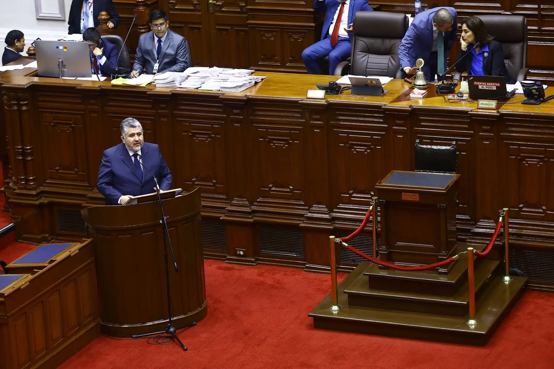 El ministro de Cultura, Fabricio Valencia, responde el pliego interpelatorio formulado por el Parlamento, en un acto de transparencia y respeto institucional. Foto: ANDINA/Difusión
