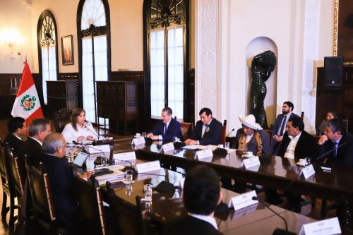 Reunión de trabajo con el Congresista Luis Aragón Carreño, Ministros de Estado. Alcaldes Provinciales de la Región Cusco y Alcalde Distrital de Singa (Huamalíes – Huánuco)