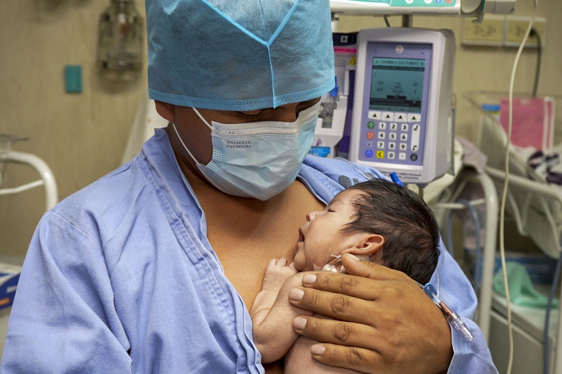 El contacto de piel a piel es la mejor experiencia, porque se siente lo maravilloso que puede ser papá: sentir el amor y el gran afecto por nuestra hija”, comenta uno de los padres que, con orgullo y emoción, ha aprendido a ser papá canguro en el Hospital Guillermo Almenara.  Foto: ANDINA/EsSalud
