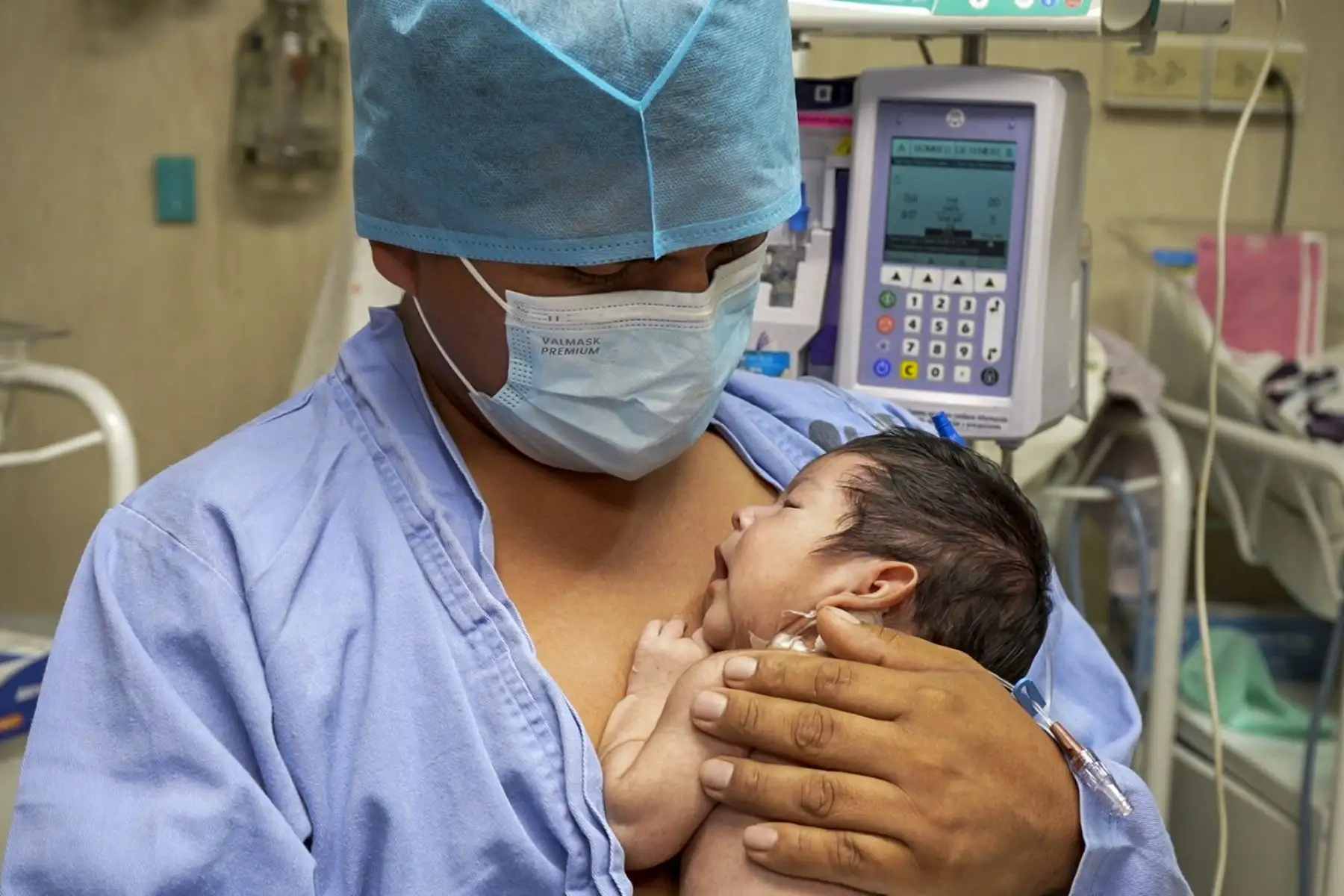El contacto de piel a piel es la mejor experiencia, porque se siente lo maravilloso que puede ser papá: sentir el amor y el gran afecto por nuestra hija”, comenta uno de los padres que, con orgullo y emoción, ha aprendido a ser papá canguro en el Hospital Guillermo Almenara.  Foto: ANDINA/EsSalud