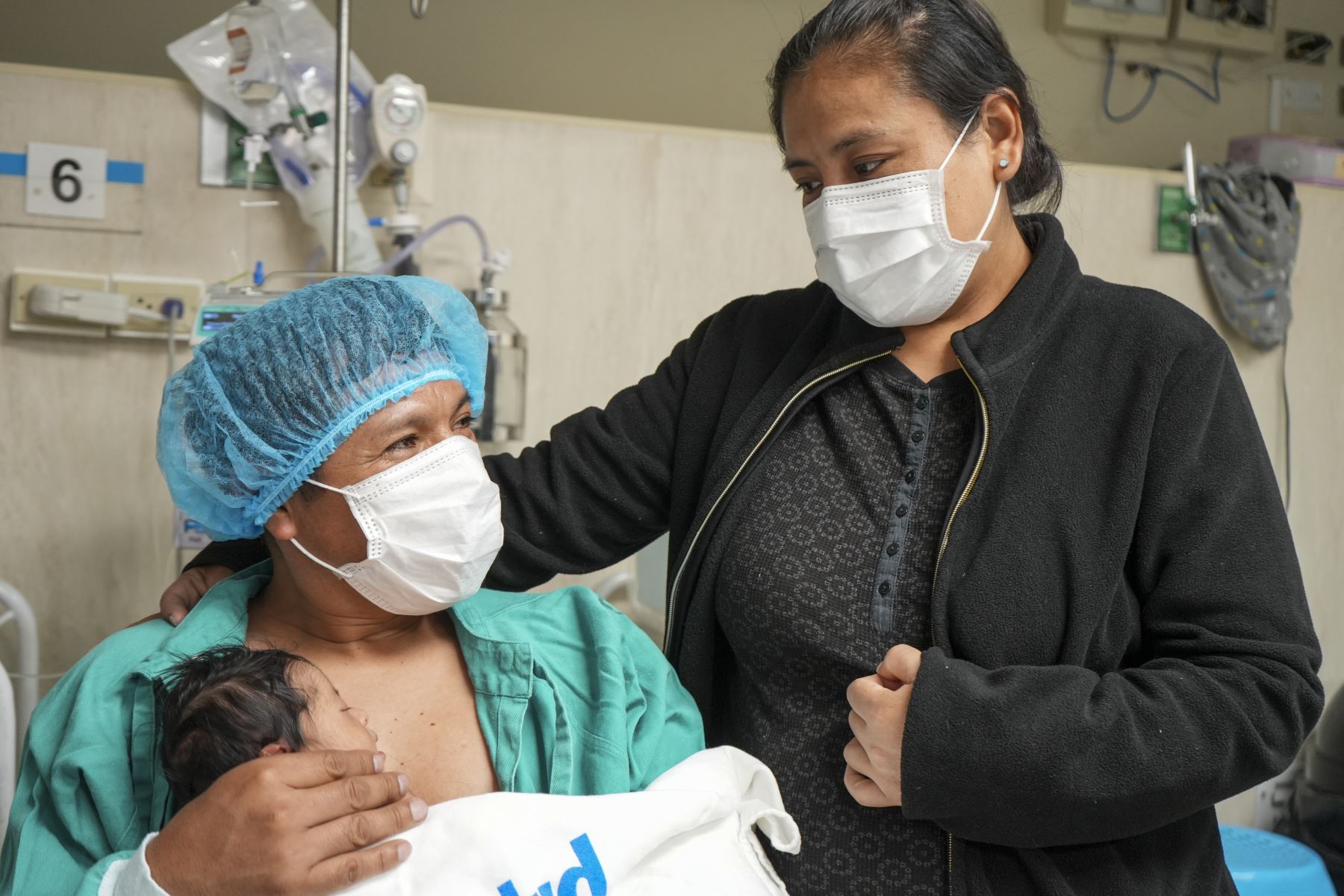 El doctor Jorge Mucha, pediatra neonatólogo del hospital, explica que el método canguro consiste en mantener al recién nacido en contacto piel a piel, ya sea con la madre o el padre, lo que permite que el bebé conserve su temperatura corporal de manera natural.   Foto: ANDINA/EsSalud