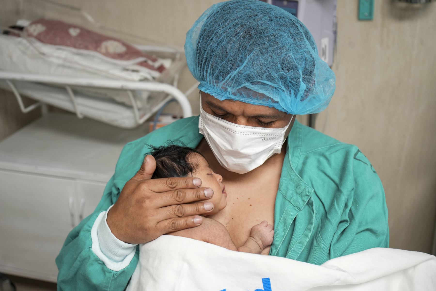 Así lo demuestran a diario los padres que, con el método del papá canguro, brindan calor, calma y esperanza a sus pequeños guerreros que llegaron al mundo con bajo peso.  Foto: ANDINA/EsSalud