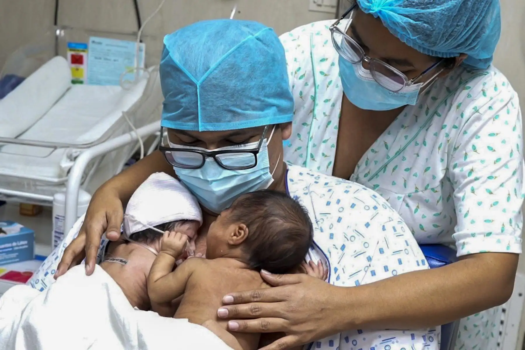 Ser papá canguro fortalece la relación con los hijos y, lo más importante, favorece el apego.  Foto: ANDINA/EsSalud