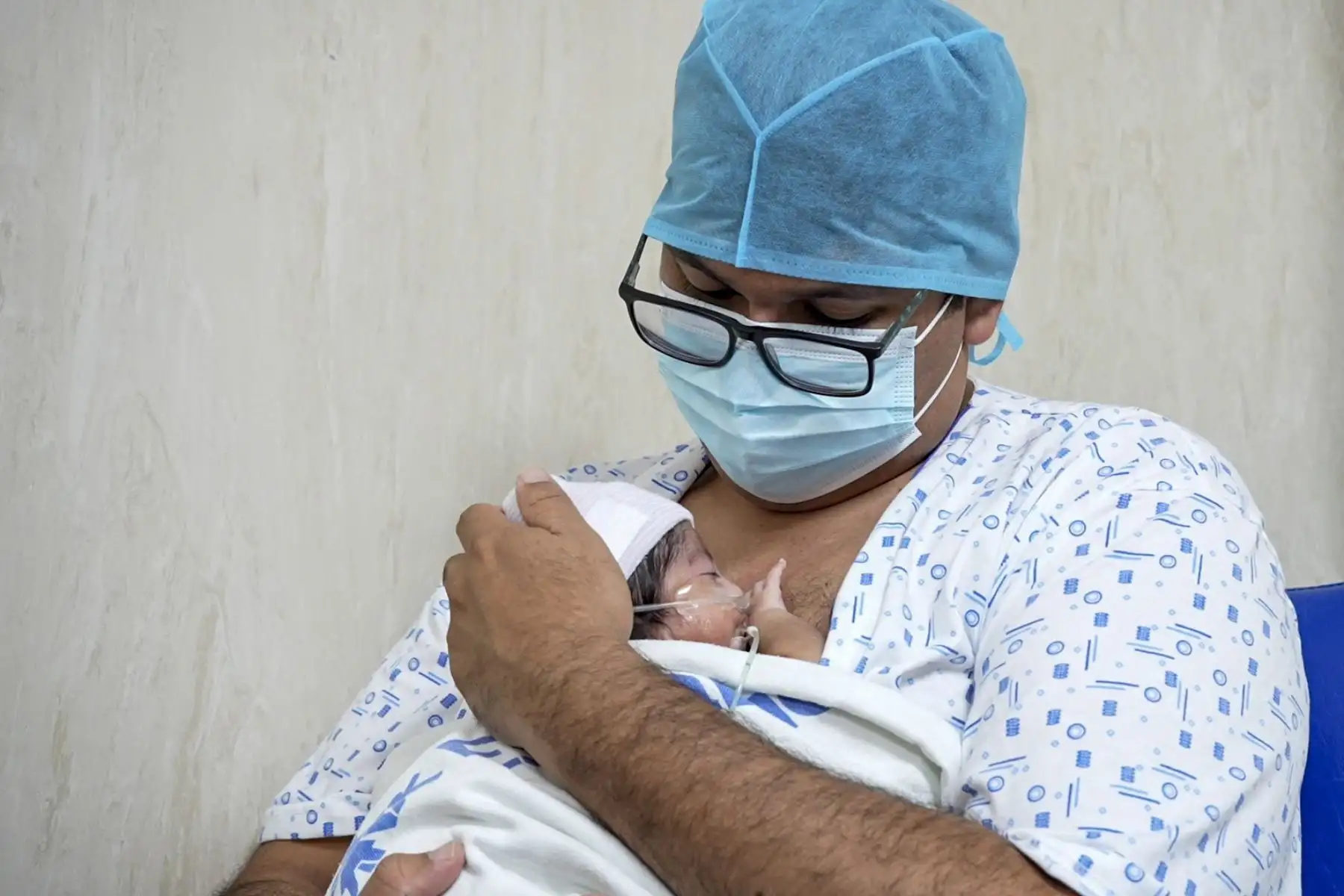 Para los papás de niños prematuros, el abrazo, este gesto de amor va mucho más allá de la ternura: puede marcar la diferencia entre la vida y la muerte.   Foto: ANDINA/EsSalud