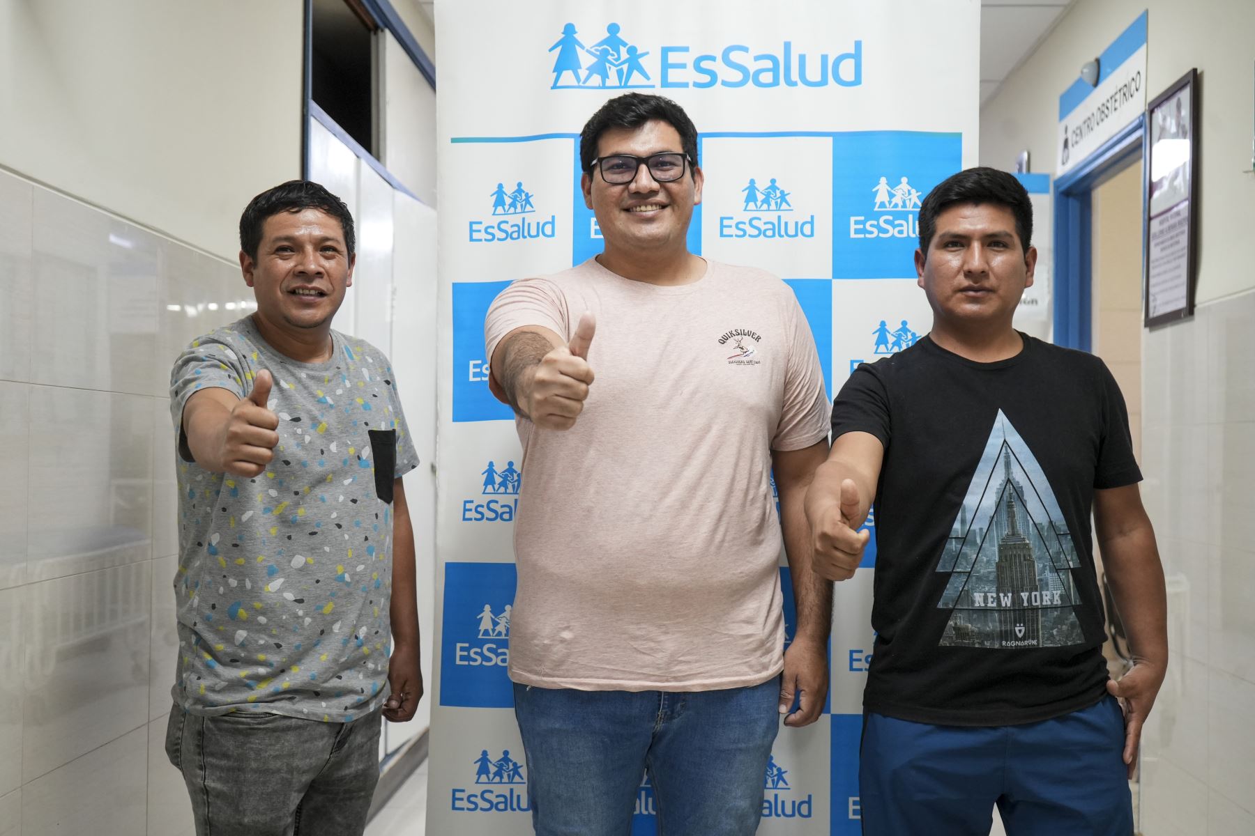 Estos padres nos recuerdan que ser papá no solo es acompañar: es abrigar con el pecho y salvar con el corazón.  Foto: ANDINA/EsSalud