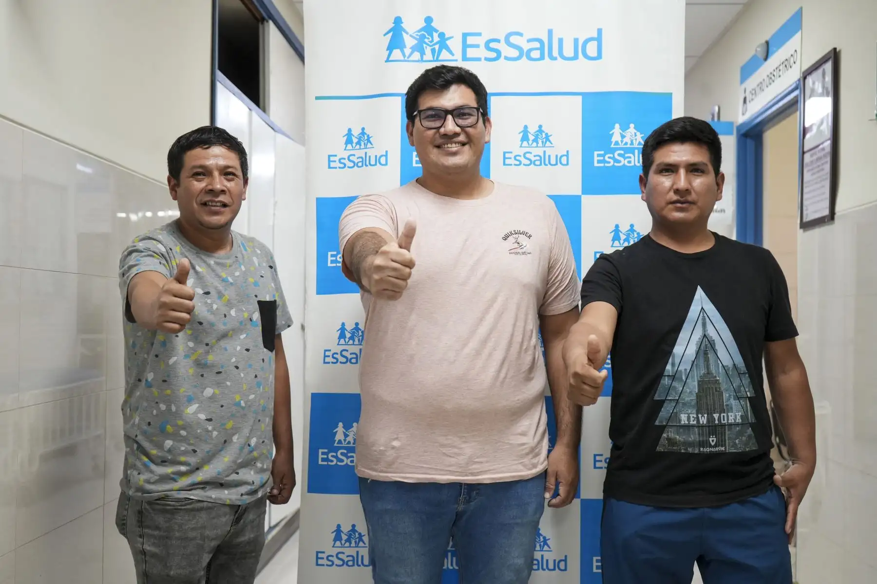 Estos padres nos recuerdan que ser papá no solo es acompañar: es abrigar con el pecho y salvar con el corazón.  Foto: ANDINA/EsSalud