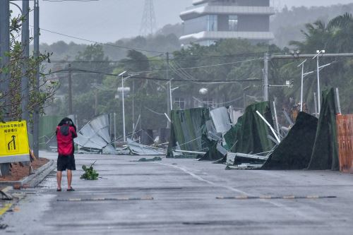 Se ve un muro dañado mientras el tifón Wutip se acerca a Sanya, en la provincia sureña china de Hainan, el 13 de junio de 2025. Foto: AFP