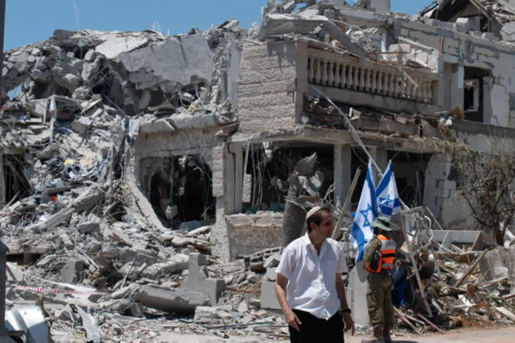 Dos personas murieron y al menos 19 resultaron heridas en un vecindario de Rishon Lezion, al sur de Tel Aviv, debido al impacto de un misil lanzado desde Irán la madrugada de este sábado. 
Foto: EFE