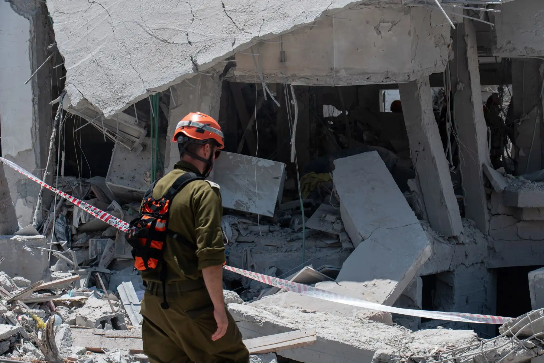 Dos personas murieron y al menos 19 resultaron heridas en un vecindario de Rishon Lezion, al sur de Tel Aviv, debido al impacto de un misil lanzado desde Irán la madrugada de este sábado. 
Foto: EFE