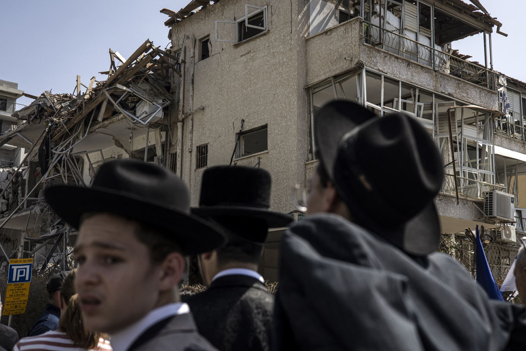 Hombres judíos ultraortodoxos observan un sitio en Tel Aviv alcanzado por un misil disparado desde Irán el 14 de junio de 2025. El ejército israelí anunció que sus aviones de combate reanudarían sus ataques contra objetivos en Teherán.
Foto: EFE