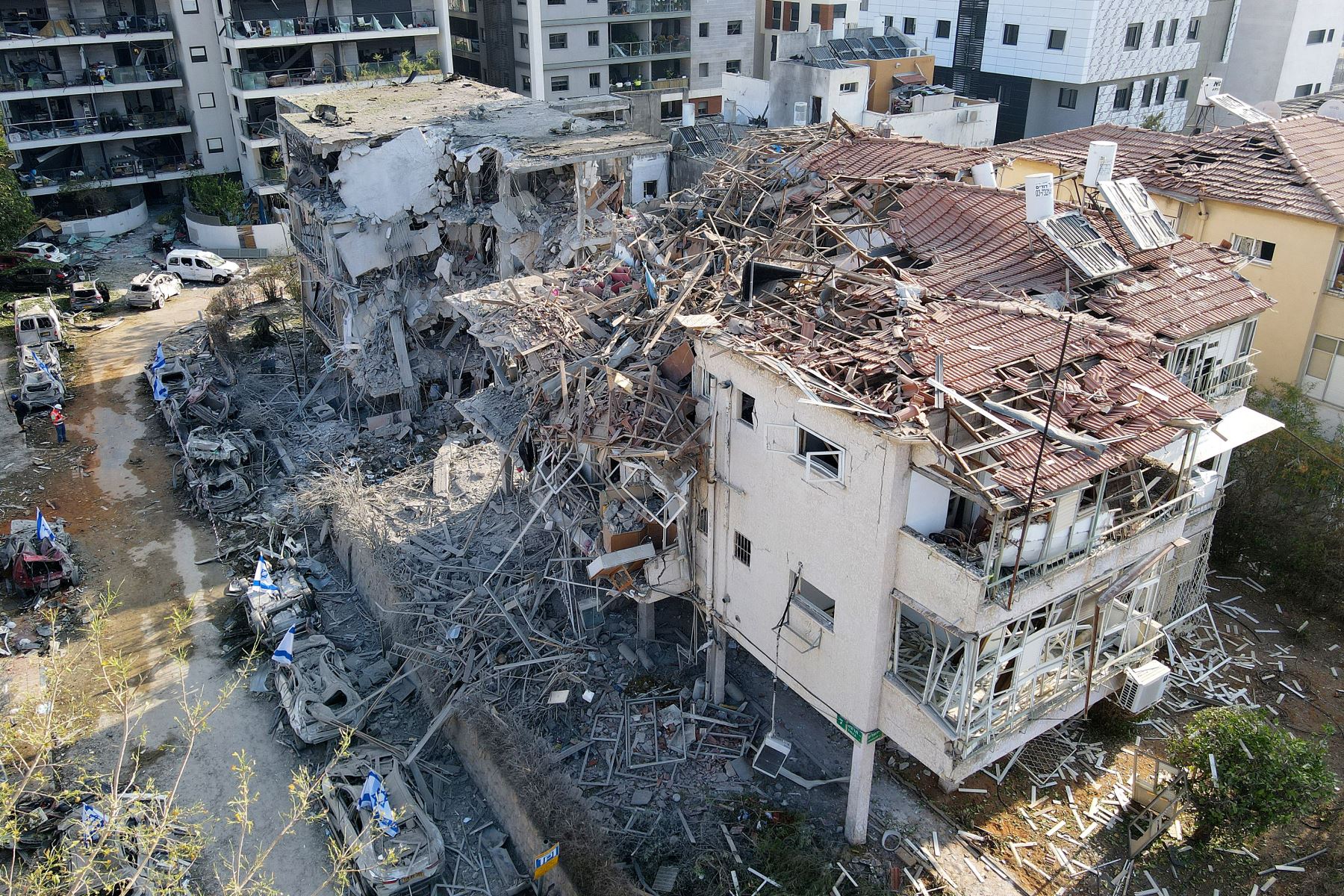 Esta imagen aérea muestra edificios dañados en un lugar alcanzado por un misil lanzado desde Irán en la ciudad israelí de Ramat Gan, cerca de Tel Aviv, el 14 de junio de 2025. 
Foto: AFP