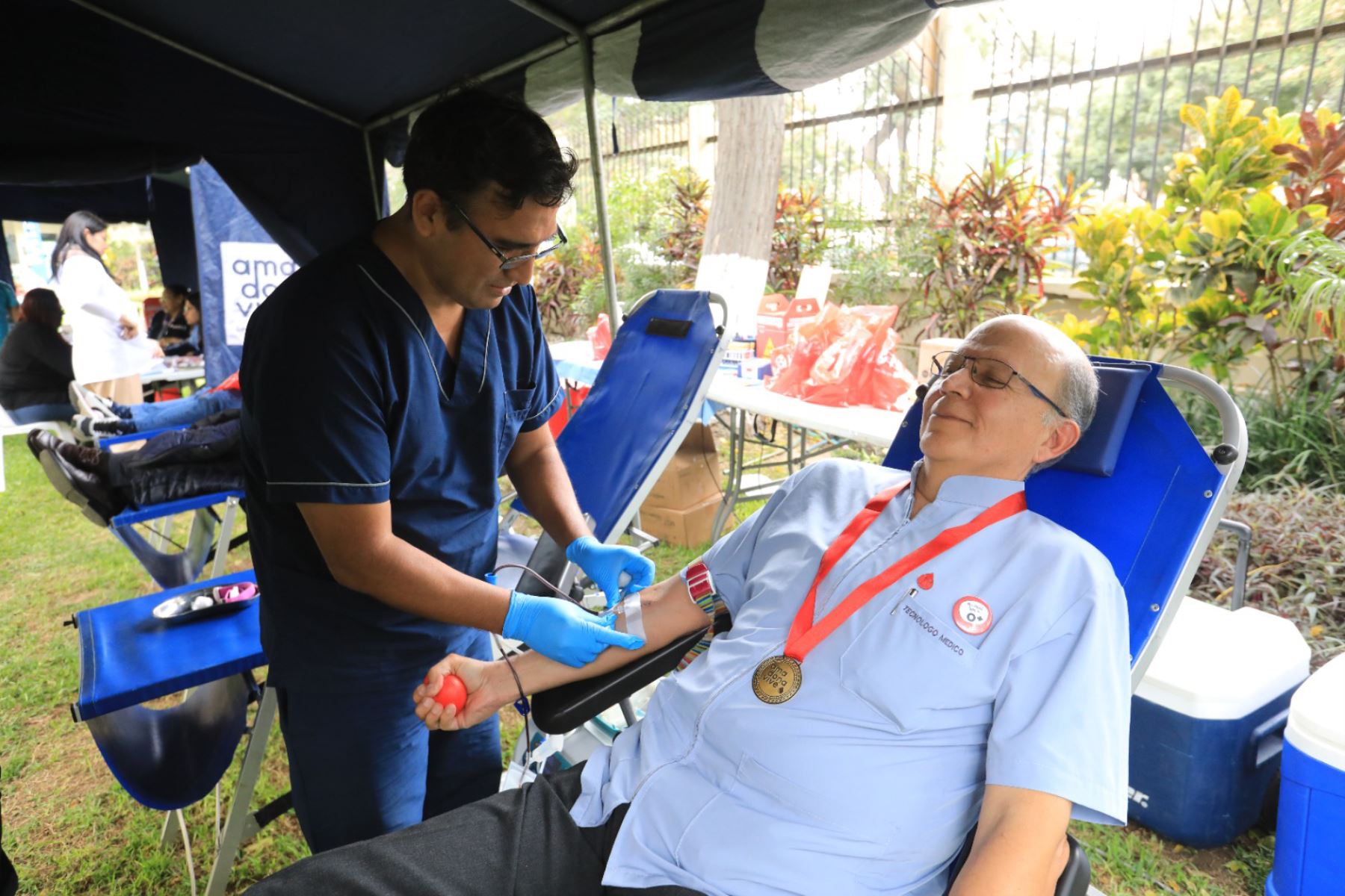 Carlos Penadillo, de 64 años, ha contribuido a la salud de peruanos, sentado en una camilla. Foto: Difusión