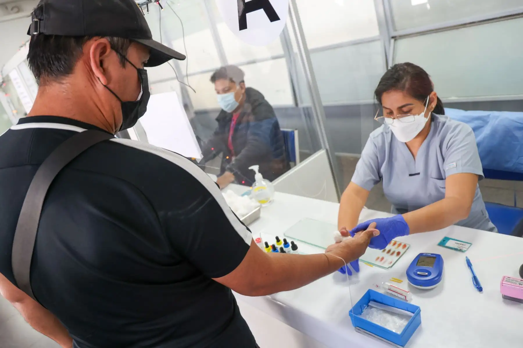 En el marco del Día Mundial del Donante de Sangre, que se conmemora hoy, el Seguro Social del Perú, a través del Hospital Edgardo Rebagliati reunió a 100 donantes voluntarios en una sola jornada de su campaña “Héroes de Sangre”.
Foto: EsSalud
